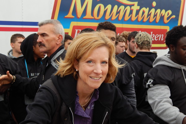 Photoblog: Interstate Container Joins Hands with Mountaire Farms for Thanksgiving 2014
