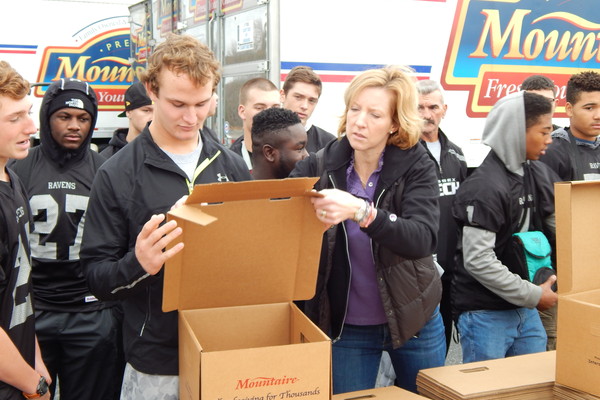 Photoblog: Interstate Container Joins Hands with Mountaire Farms for Thanksgiving 2014