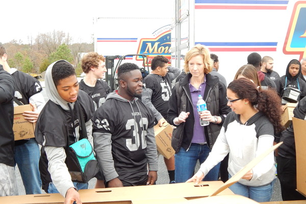 Photoblog: Interstate Container Joins Hands with Mountaire Farms for Thanksgiving 2014