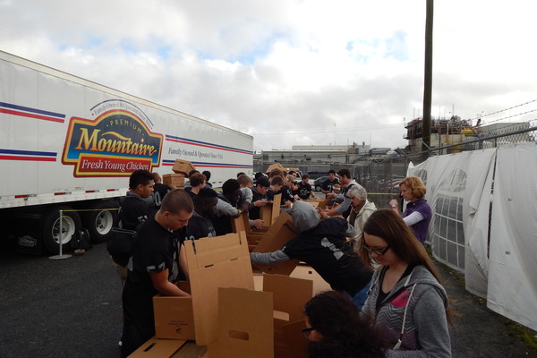 Photoblog: Interstate Container Joins Hands with Mountaire Farms for Thanksgiving 2014