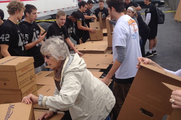 Photoblog: Interstate Container Joins Hands with Mountaire Farms for Thanksgiving 2014