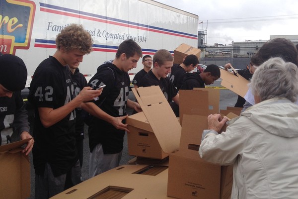 Photoblog: Interstate Container Joins Hands with Mountaire Farms for Thanksgiving 2014